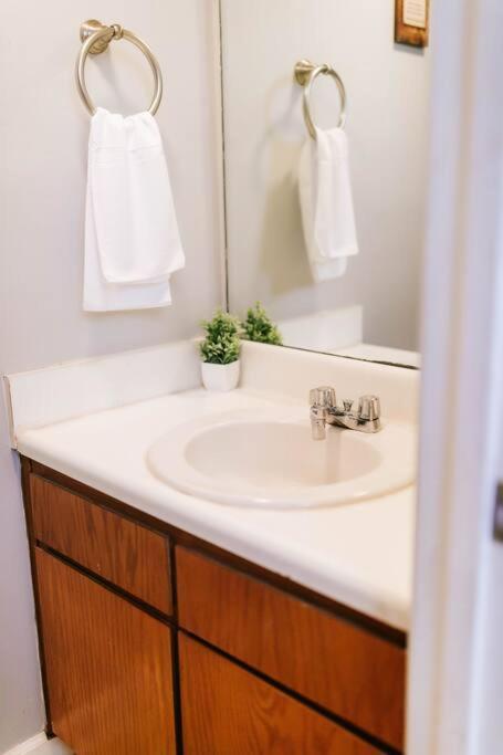 Cozy 3-Bed Athens Getaway, Right Near Uga! Apartment ภายนอก รูปภาพ